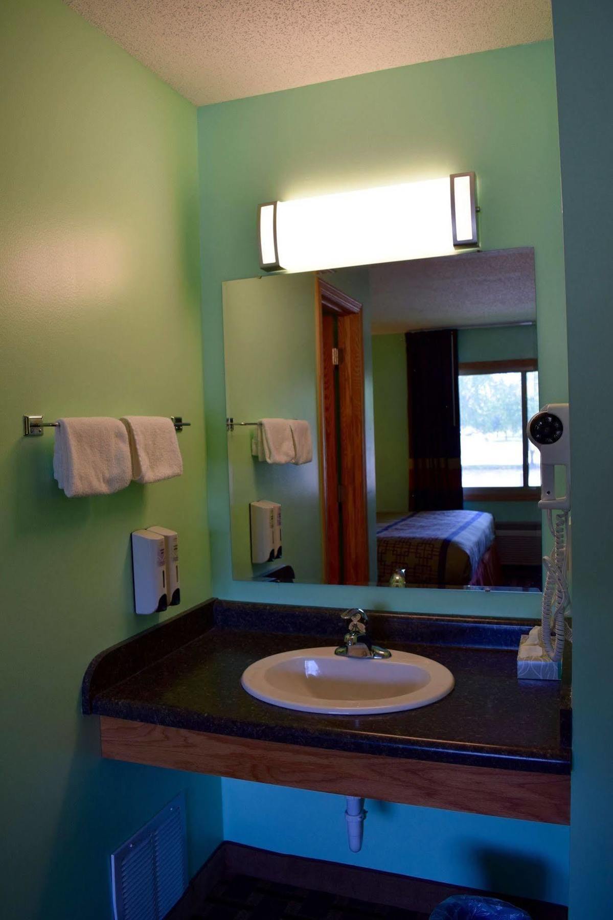 Mendota Snelling Motor Inn מראה חיצוני תמונה